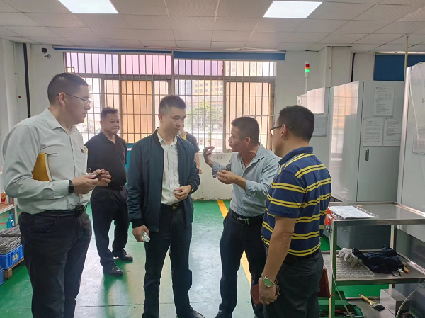 走訪車間，介紹公司經(jīng)營(yíng)情況