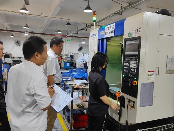 一等獎獲得者張航現(xiàn)場實(shí)操